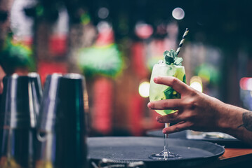 Bebida refrescante, limonada. con agua y limon, con mucho hielo