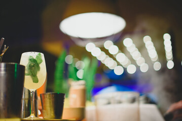 Bebida refrescante, limonada. con agua y limon, con mucho hielo