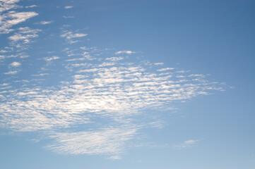 Tapeta kompozycja białych delikatnych chmur na niebieskim niebie	
