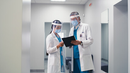 Fototapeta premium Medical practitioners discussing diagnosis during pandemic