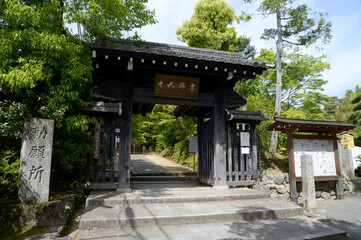 新緑の常寂光寺　山門　京都市嵯峨