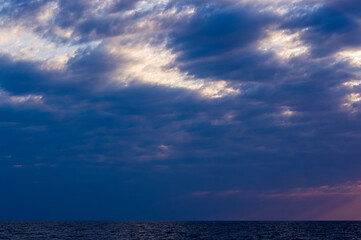 Fototapeta premium Amazing sea sunset, the sun, waves, clouds