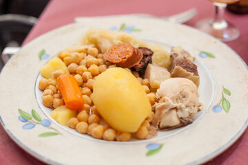 Plato de guiso de garbanzos (potaje - cocido madrileño). Con ternera, chorizo (chorizo), panceta, zanahoria y aceite de oliva. Restaurante en Madrid