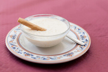 Arroz cremoso con canela. Un postre simple y nutritivo hecho de arroz, leche, huevos, vainilla y azúcar.