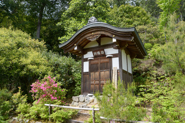 新緑の常寂光寺　歌仙祠　京都市嵯峨