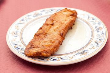 Torrijas españolas caseras tradicionales en una terraza de un bar. Postre de Pascua. Copyspace