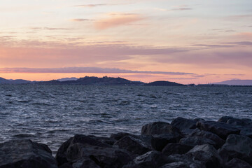 Obraz premium Ocean view with sunset sky in San Francisco Bay Area