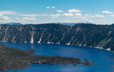 Fototapeta na wymiar Deep blue Crater Lake in Oregon state