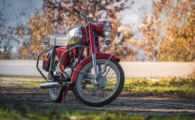 Fototapeta premium Bonita moto vermelha antiga vintage na natureza