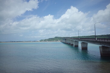 Fototapeta na wymiar 綺麗な海の長い橋