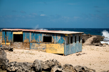 Obraz na płótnie Canvas abandoned house in beach