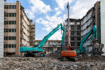 重機で解体される古い団地（北区・東京）