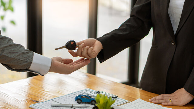 Car business, car sales, handling of people's gestures and concepts, closing the dealer, giving the keys to the new owner, the concept of car sales and morning.