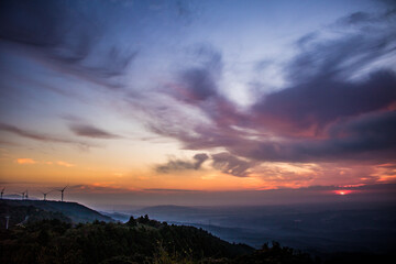 青山高原　風力発電設備の風車と日の出