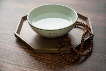 한국 전통적인 방식으로 신께 기원의 기도를 할 때에 쓰이는 도구. 정화수와 염주