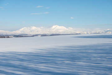 北海道の冬景色 美瑛の丘と大雪山
