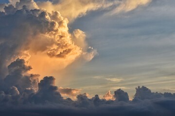 Obraz premium Evening sky scene with golden light from the sundown.