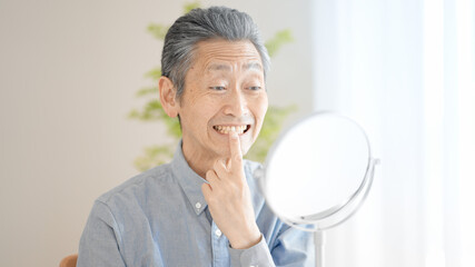 歯の状態を確認するシニア男性