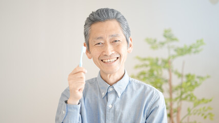 歯磨きをするシニア男性