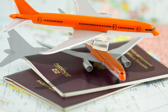 Avions sur passeports, concept voyages aériens 