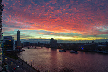 Fototapeta premium Burning sky at sunset time over Thames river in London, UK