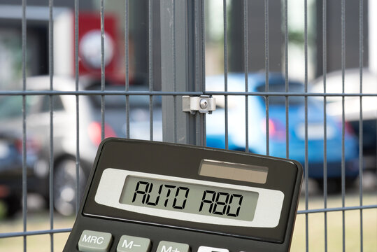 Autohaus, Neuwagen, Taschenrechner und Auto Abo