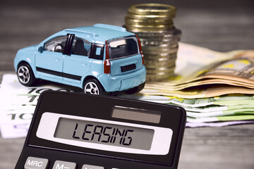 Auto, Euro Geldscheine und Münzen und Taschenrechner Leasing