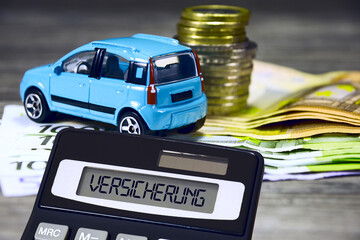 Auto, Euro Geldscheine und Münzen und Taschenrechner Versicherung
