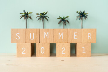 2021年の夏｜「SUMMER 2021」と書かれた積み木とヤシの木のおもちゃ