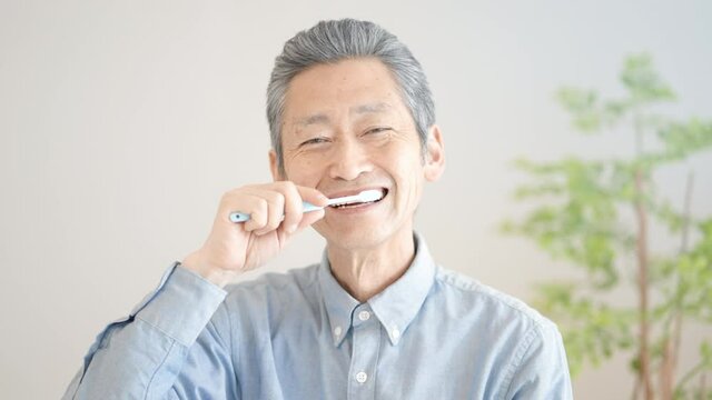 歯磨きをするシニア男性