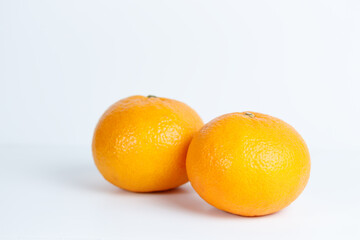 白い背景にテーブルに置かれた甘夏みかん