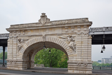 Obraz premium View of the Bir-Hakeim bridge