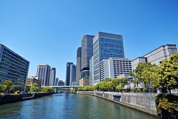 Fototapeta na wymiar 水都大阪 淀屋橋から見る中之島の高層ビル群