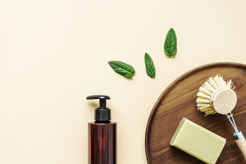 Natur Reinigungsmittel und eine braune Flasche auf einem beigen Hintergrund. Flat lay, nachhaltige...