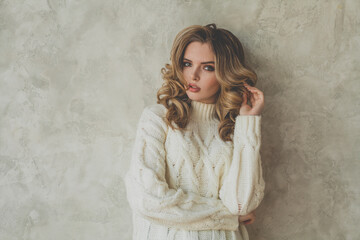 Obraz premium Stylish woman with healthy curly hair on gray background