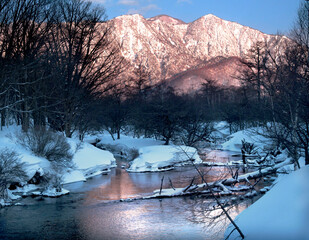 日光湯川の冬景色　朝日に照らされた前白根山