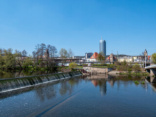 Obraz premium Blick auf Jena in Thüringen mit dem Fluss Saale