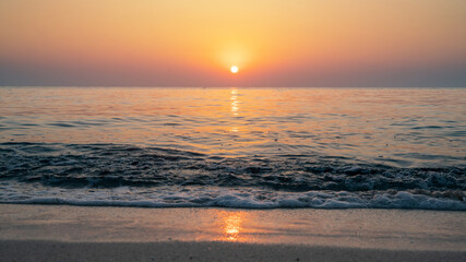 Naklejka premium Colorful vibrant ocean beach sunrise during a summer day. beautiful sunrise