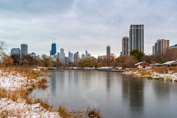 Fototapeta premium Chicago City skyline view from Lincoln Park