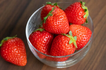 爽やかな器に、新鮮ないちごを入れたイメージカット