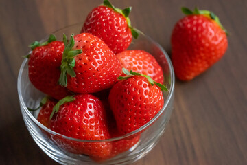 爽やかな器に、新鮮ないちごを入れたイメージカット