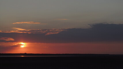 Fototapeta Zachód słońca daleko na horyzoncie latem obraz