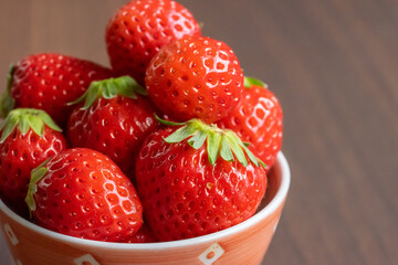 和風な赤い器に、新鮮ないちごを入れたイメージカット