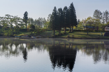 Fototapeta premium 朝の田貫湖の映り込み