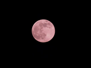 Der Erdmond kurz vor seiner Vollmondphasen