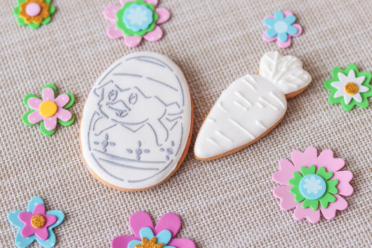 Glazed biscuits in the shape of an Easter egg and carrot with the ability to color them with food colors. Gingerbread with a picture of a chicken that hatched from an egg