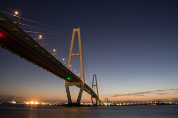 Fototapeta na wymiar 夕陽れ時の名港大橋（トリトン）