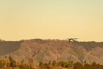 Fototapeta na wymiar 山を飛ぶ飛行機