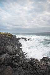 Obraz premium waves crashing on rocks