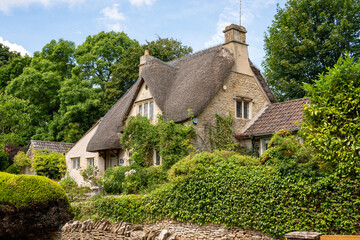 Fototapeta na wymiar An old English cottage in the Cotswolds in England 